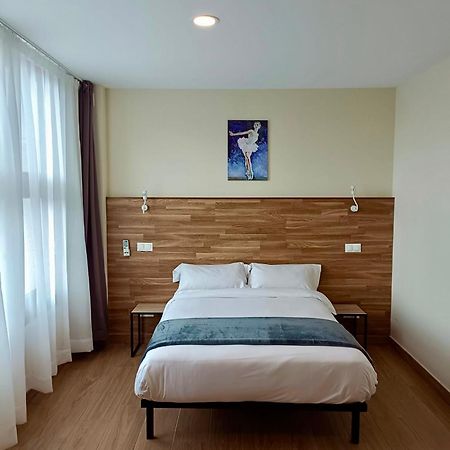 Apartahotel Golden Alcala อัลกาลาเดเอนาเรส ภายนอก รูปภาพ