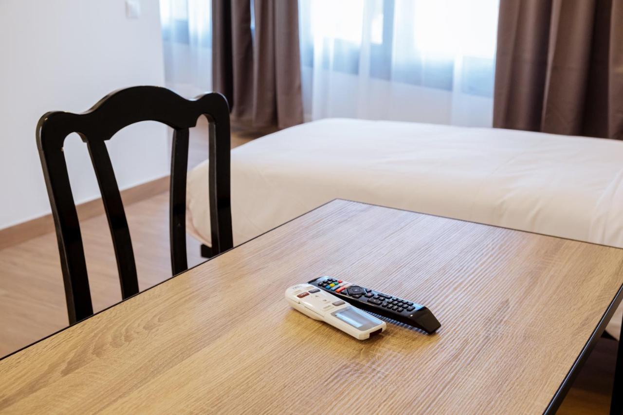 Apartahotel Golden Alcala อัลกาลาเดเอนาเรส ภายนอก รูปภาพ