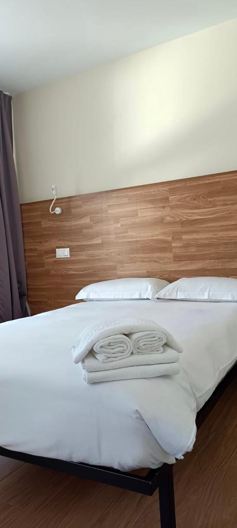 Apartahotel Golden Alcala อัลกาลาเดเอนาเรส ภายนอก รูปภาพ