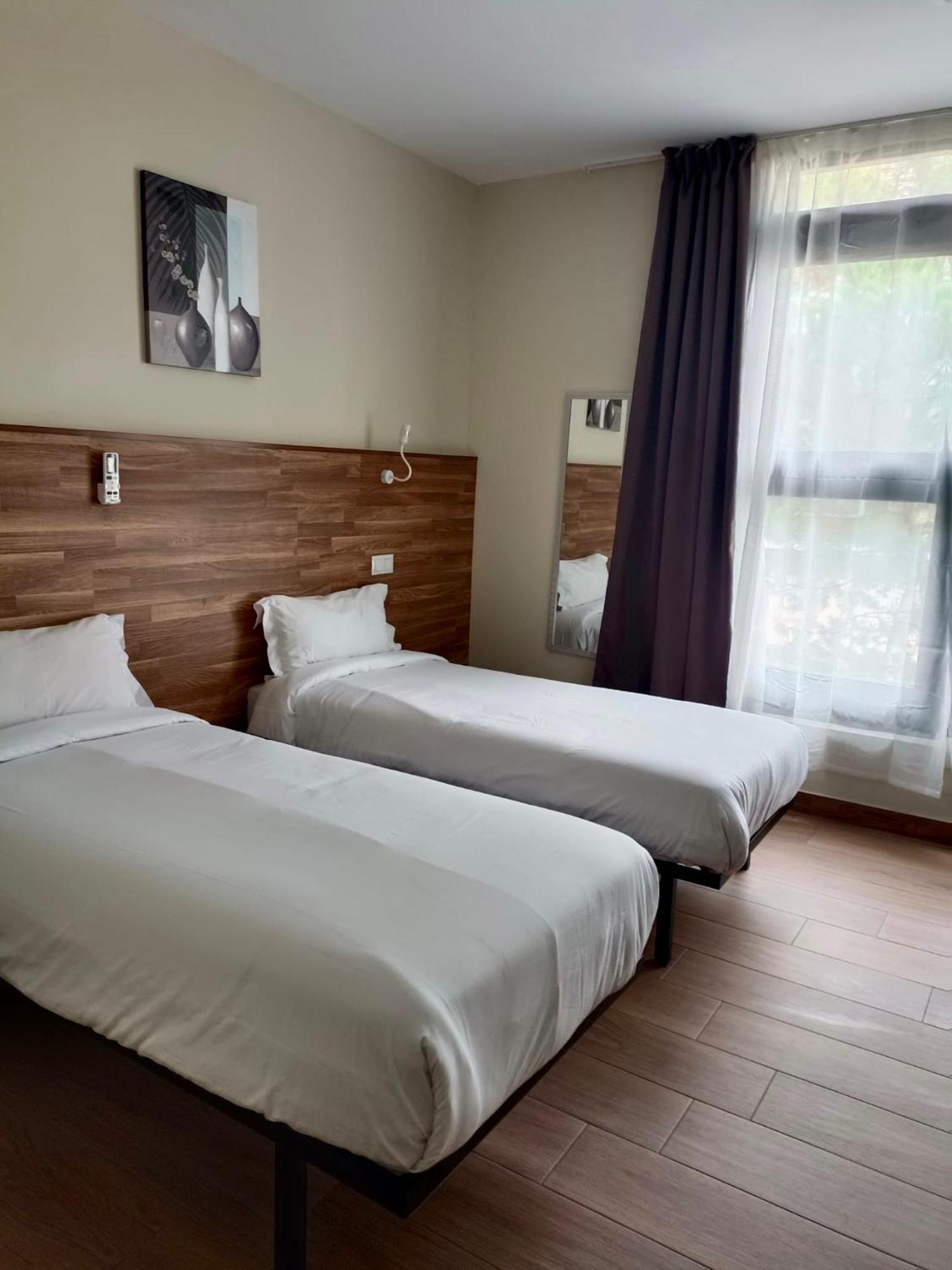 Apartahotel Golden Alcala อัลกาลาเดเอนาเรส ภายนอก รูปภาพ