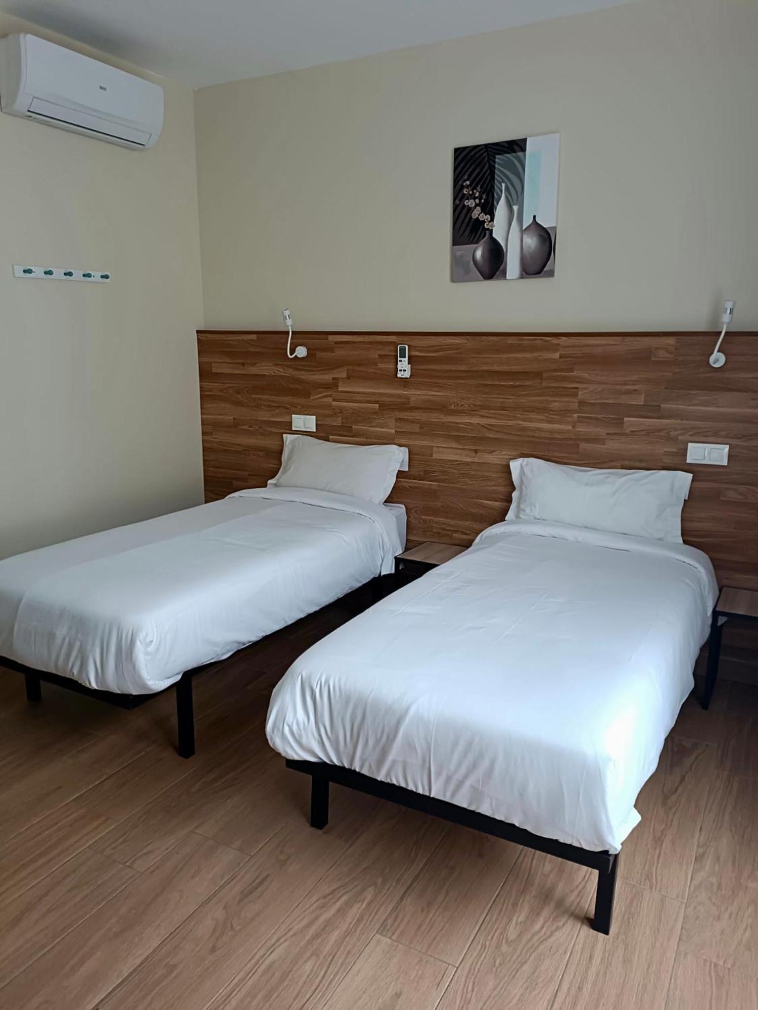 Apartahotel Golden Alcala อัลกาลาเดเอนาเรส ภายนอก รูปภาพ