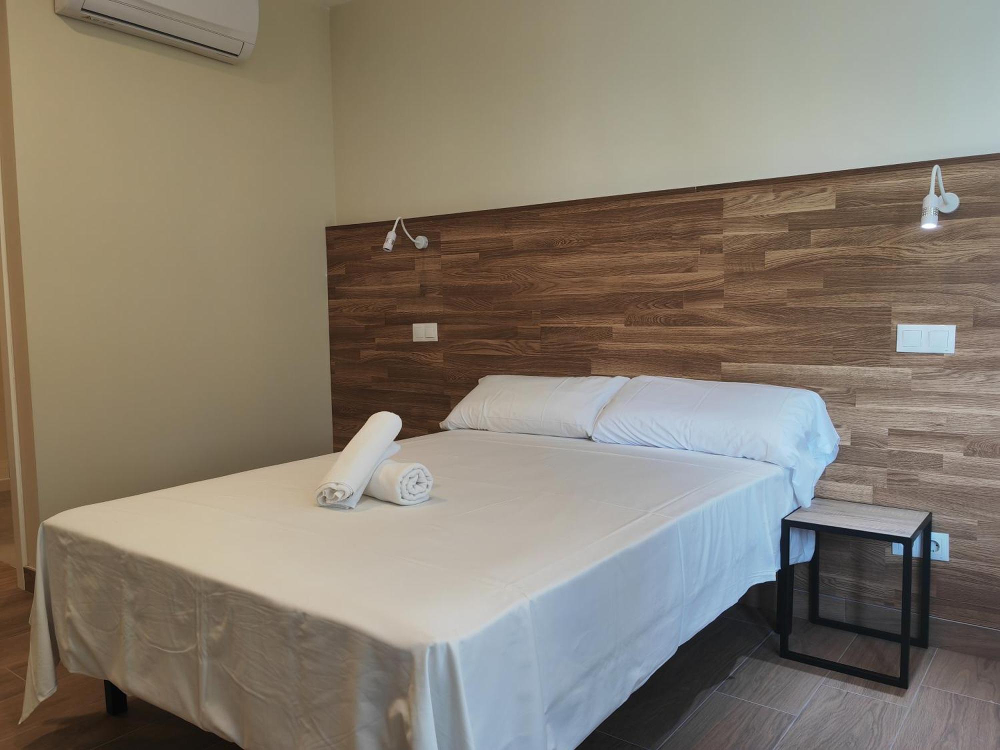 Apartahotel Golden Alcala อัลกาลาเดเอนาเรส ภายนอก รูปภาพ